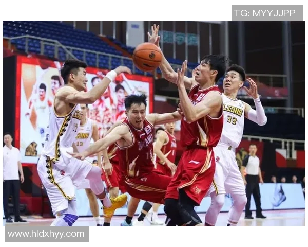 南京篮球队盯防策略分析及其在比赛中的成效与不足之处探讨